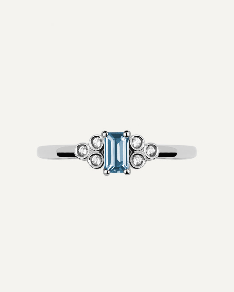 Anillo Petite en plata de ley con topacio Sky en talla octogonal y topacios blancos
