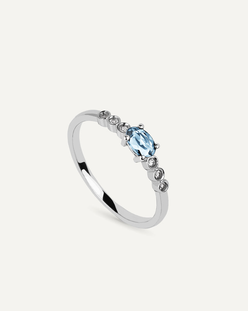 Anillo Petite en plata de ley con topacio Sky en talla oval y topacios blancos.