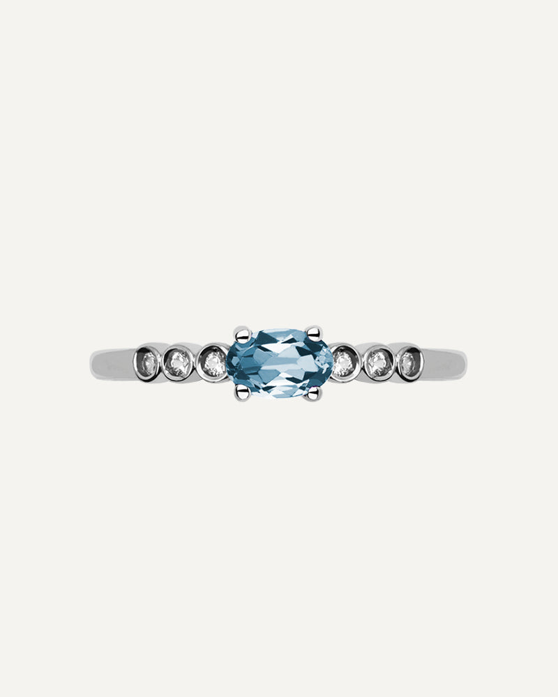 Anillo Petite en plata de ley con topacio Sky en talla oval y topacios blancos