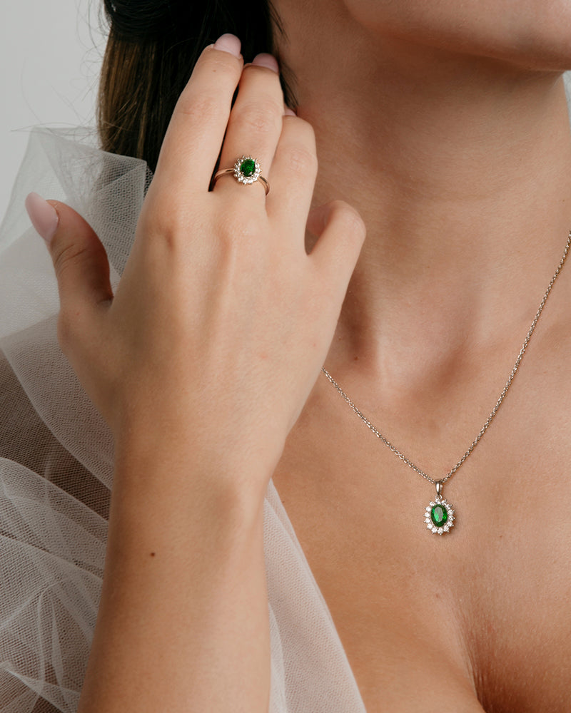 Collar BRILLIANT CUT en plata de ley con piedra de color verde esmeralda en talla oval y circonitas Excellence star cut.