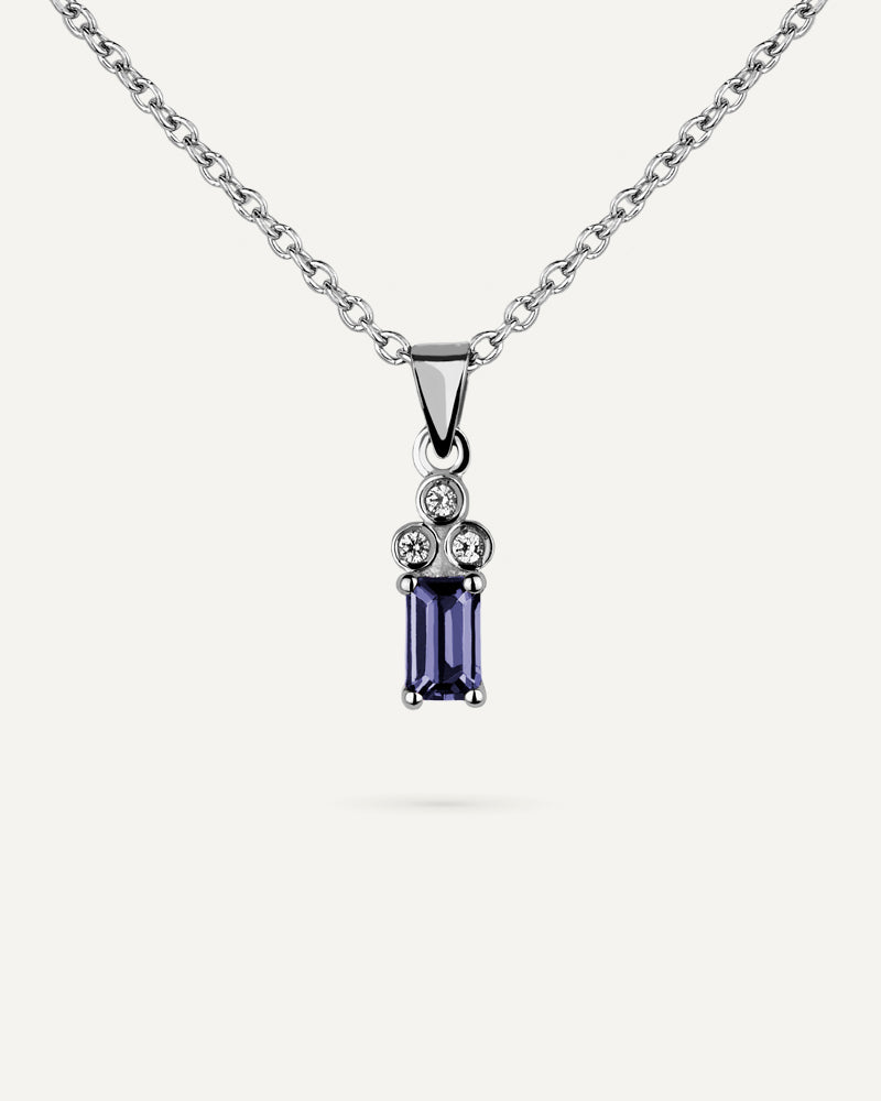 Collar Petite en plata de ley con Iolita en talla octogonal.