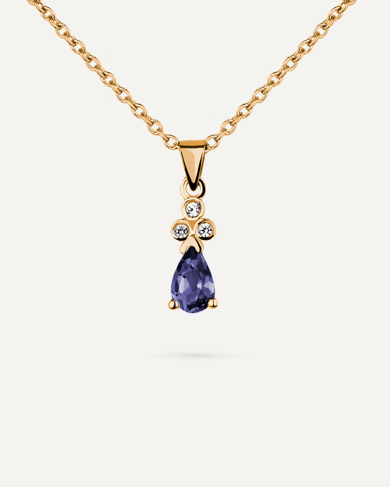 Collar Petite en plata de ley con baño de oro y con Iolita en talla perilla.