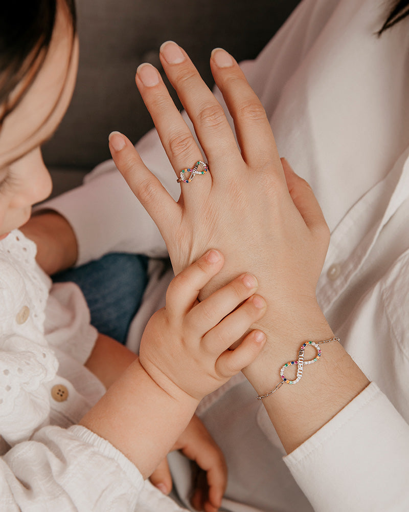 Pulsera infinito mamá con circonitas multicolor en plata de ley rodiada.