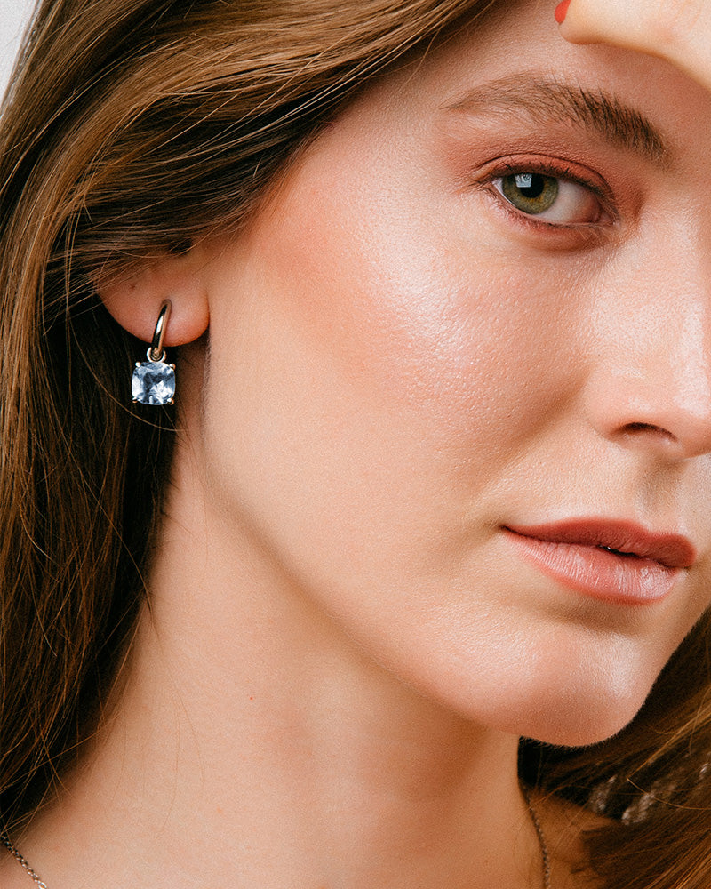 Pendientes Luxe en plata de ley con topacio azul Sky.