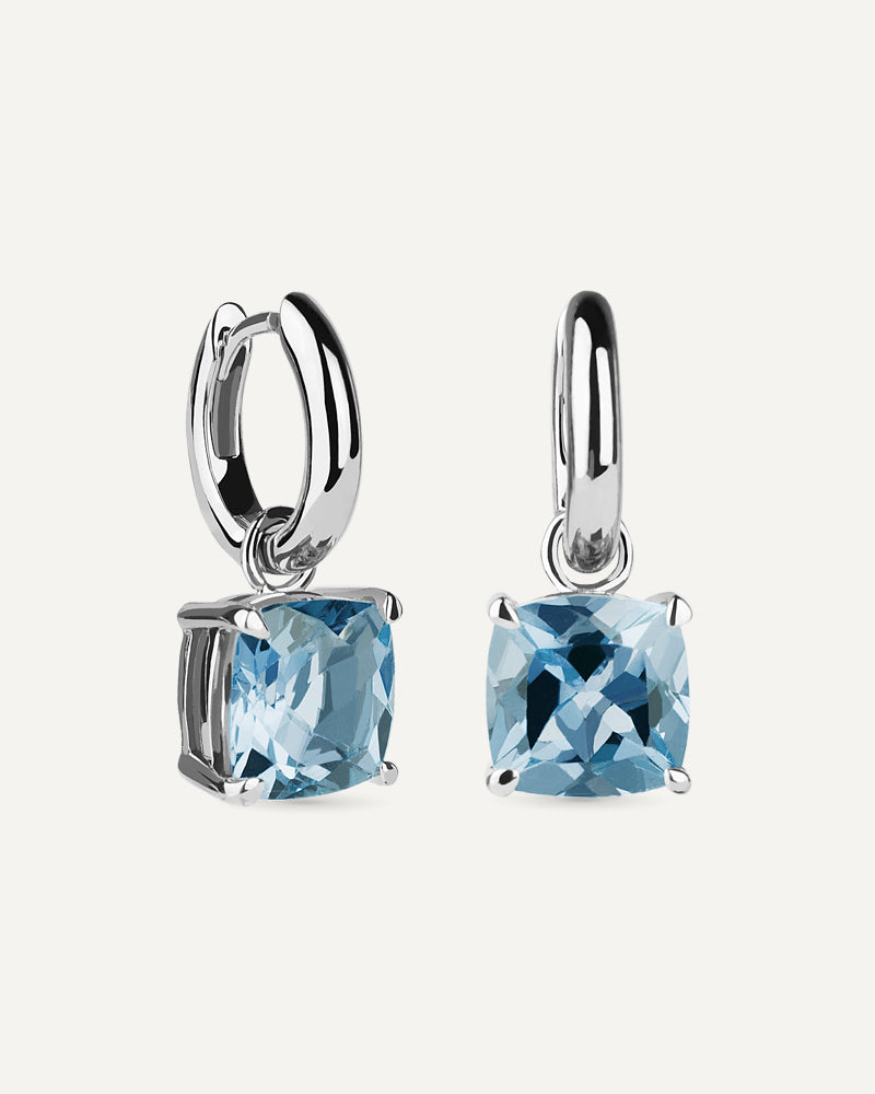 Pendientes Luxe en plata de ley con topacio azul Sky en talla cushion.