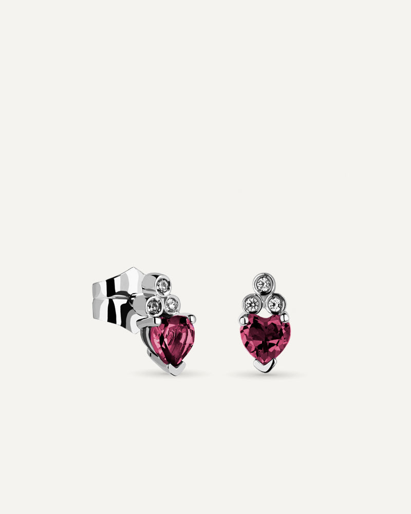 Pendientes Petite en plata de ley con Rodolita en talla corazón.