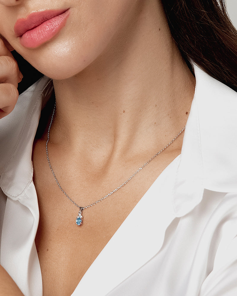 Collar Petite en plata de ley con topacio Sky.